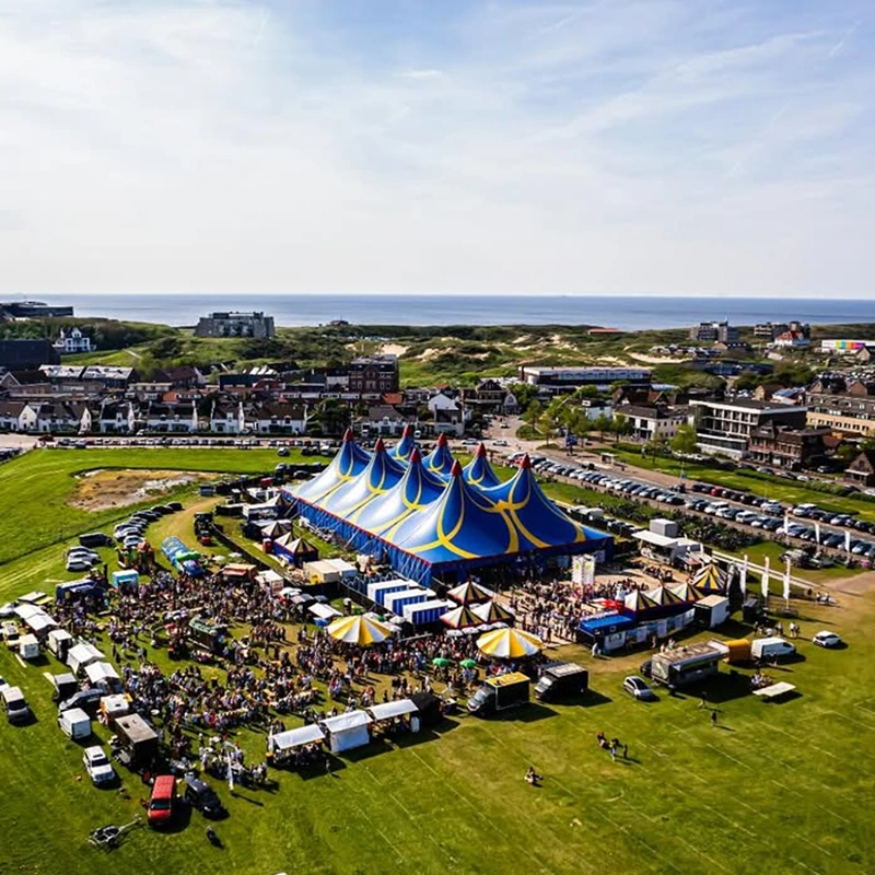 Onze thuisbasis, de Dorpsweide. Kijk onze tent schitteren vanuit de lucht